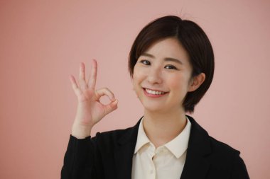 Elle daire çizen kadın çalışanlar