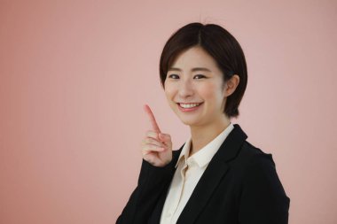 Gülümseyen bir kadın çalışanın görüntüsü 