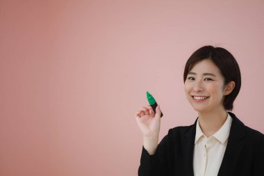 Keçeli kalemli bir kadın resmi 