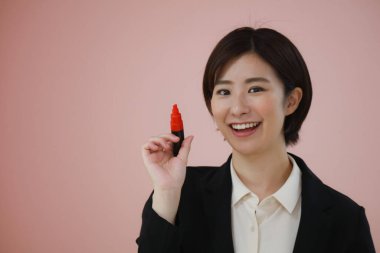 Keçeli kalemli bir kadın resmi 