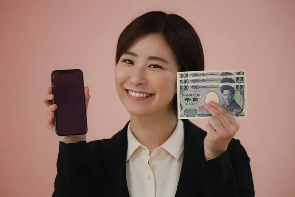 Woman Three Thousand Yen Bills Smartphone — Fotografia de Stock