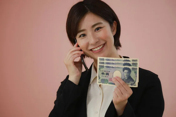 Woman Holding Three Thousand Yen Bills Making Call — Fotografia de Stock