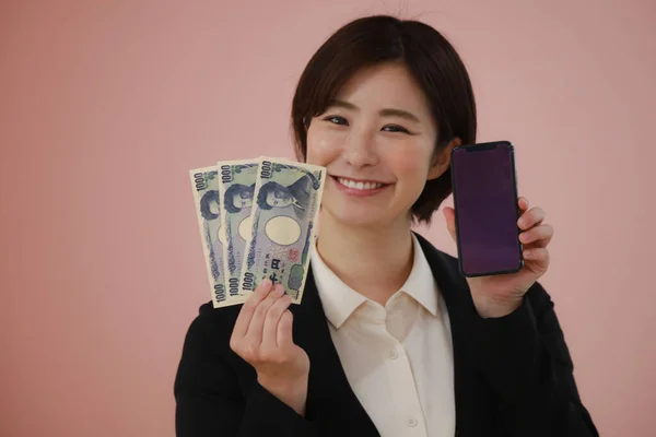 Woman Three Thousand Yen Bills Smartphone — Fotografia de Stock