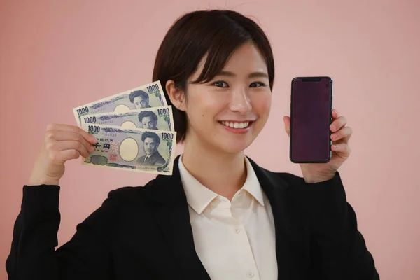 Woman Three Thousand Yen Bills Smartphone — Fotografia de Stock