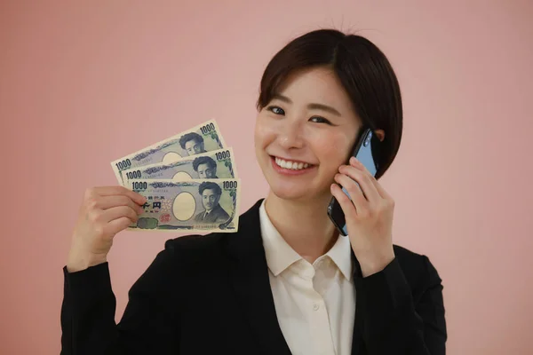 Woman Holding Three Thousand Yen Bills Making Call — Foto Stock