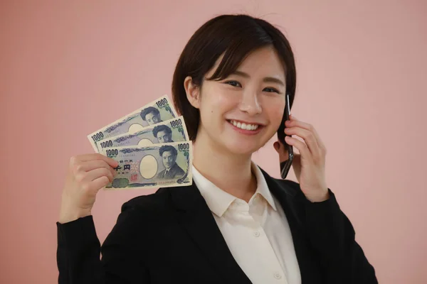 Woman Holding Three Thousand Yen Bills Making Call — Foto Stock