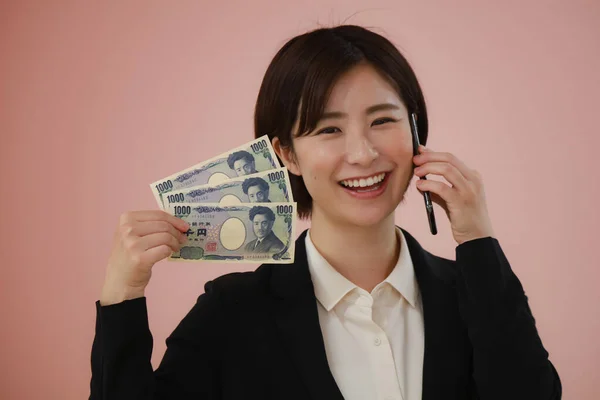 Woman Holding Three Thousand Yen Bills Making Call — Foto Stock