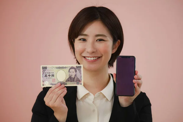 Woman 5000 Yen Note Smartphone — 图库照片