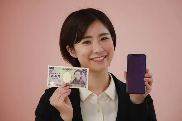 Woman 5000 Yen Note Smartphone — Foto Stock