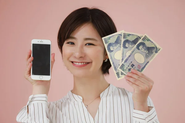 Woman Three Thousand Yen Bills Smartphone — Stock Fotó