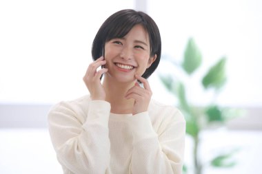 Bir kadın çalışanın arama yaparken görüntüsü 