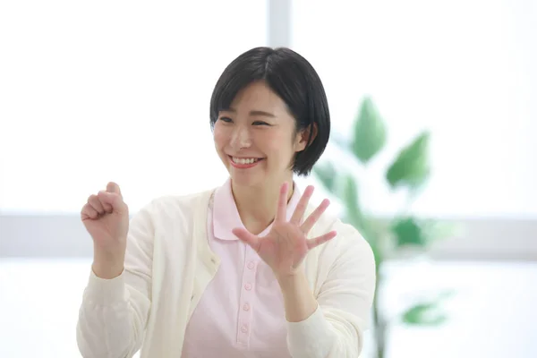 Parmak ucu egzersizi yapan bir bakıcı resmi 