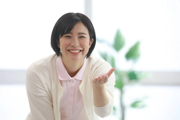 Imagem Uma Cuidadora Feminina Sorridente — Fotografia de Stock