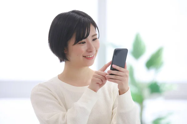 Image Female Employees Operating Smartphones — 图库照片