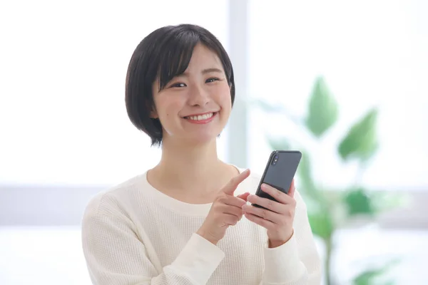 Image Female Employees Operating Smartphones — Zdjęcie stockowe