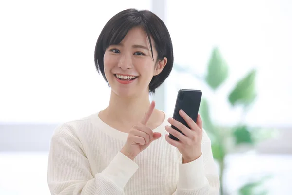 Image Female Employees Operating Smartphones — 图库照片