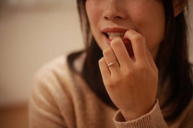 Asyalı gergin bir kadının yakın plan portresi.