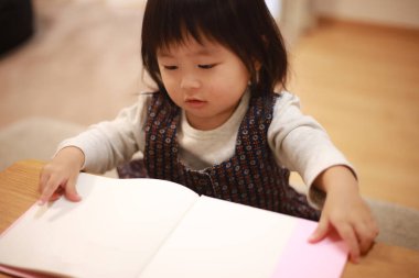 küçük kız bir kitap okuma 