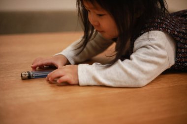 Küçük Japon kız çakmak tutuyor.