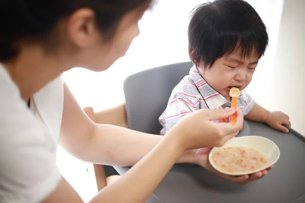 Asiática Mulher Alimentando Seu Filho — Fotografia de Stock