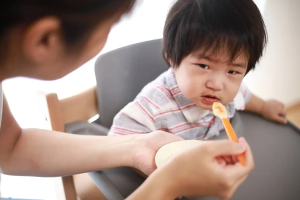 Asiática Mulher Alimentando Seu Filho — Fotografia de Stock