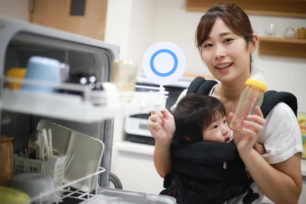 Asiatisk Kvinna Med Barn Förbereda Sig För Att Starta Diskmaskin — Stockfoto
