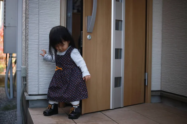 Pequeña Chica Japonesa Tratando Salir Casa — Foto de Stock
