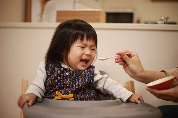 Retrato Menina Japonesa Comendo Arroz Casa — Fotografia de Stock