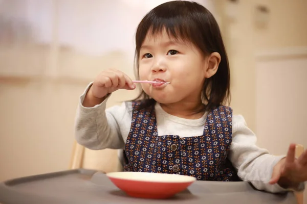 Retrato Menina Japonesa Comendo Arroz Casa — Fotografia de Stock