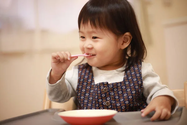 Portrait Petite Fille Japonaise Mangeant Riz Maison — Photo