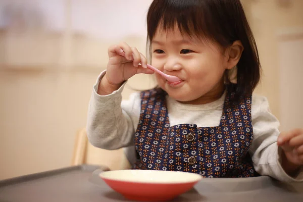 Портрет Маленькой Японской Девочки Которая Ест Рис Дома — стоковое фото