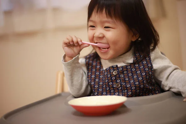 Egy Japán Kislányról Aki Rizst Eszik Otthon — Stock Fotó