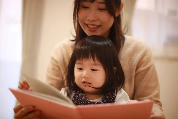 Mère Fille Lecture Livre Maison — Photo