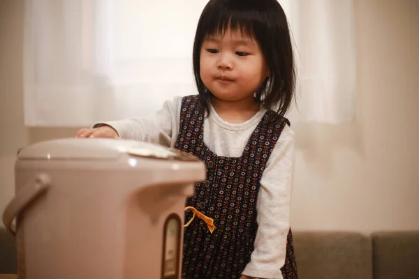 Kis Japán Lány Próbál Kinyitni Multicooker Asztalon — Stock Fotó