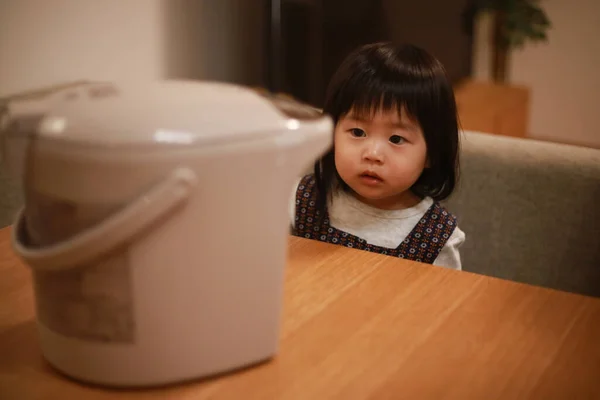 Pequena Menina Japonesa Tentando Abrir Multifogão Mesa Madeira — Fotografia de Stock