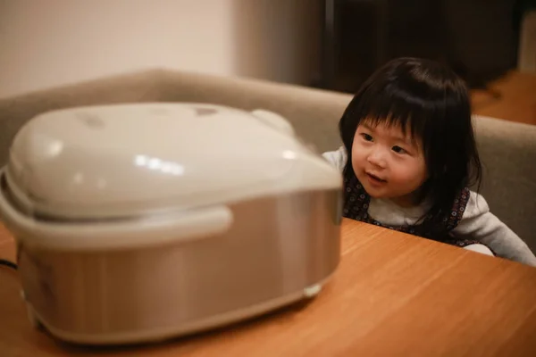 Kis Japán Lány Próbál Kinyitni Multicooker Asztalon — Stock Fotó