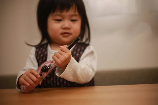 Kis Japán Lány Kezében Öngyújtó — Stock Fotó