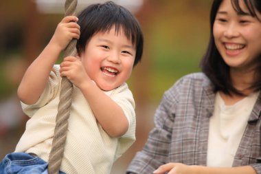 Çocuk parkında mutlu Asyalı çocuk