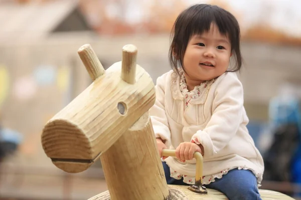 Asiatique Petite Fille Jouer Plein Air — Photo