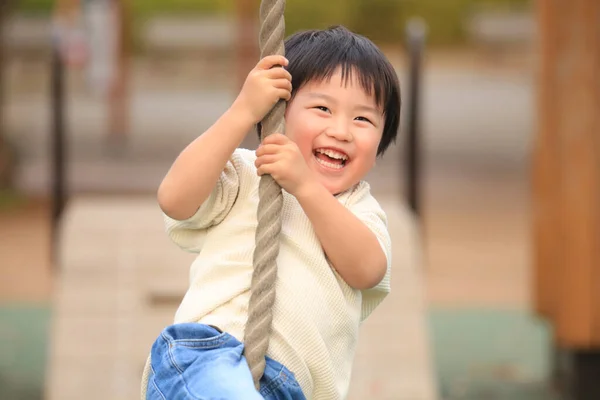 Glücklich Asiatische Junge Auf Spielplatz — Stockfoto