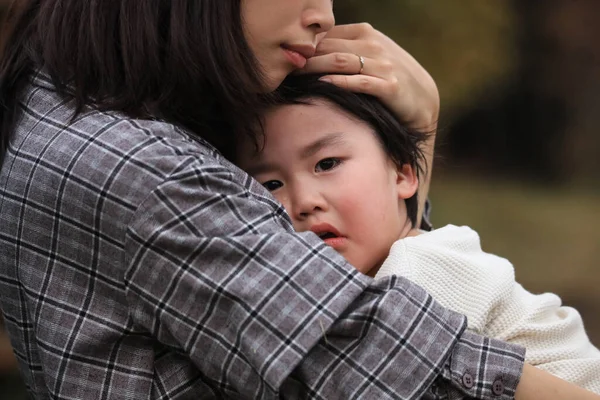 Asiatische Mutter Mit Ihrem Sohn Park — Stockfoto