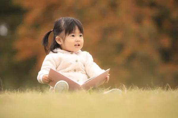 Little Japanese Girl Reading Pink Book Park — 스톡 사진