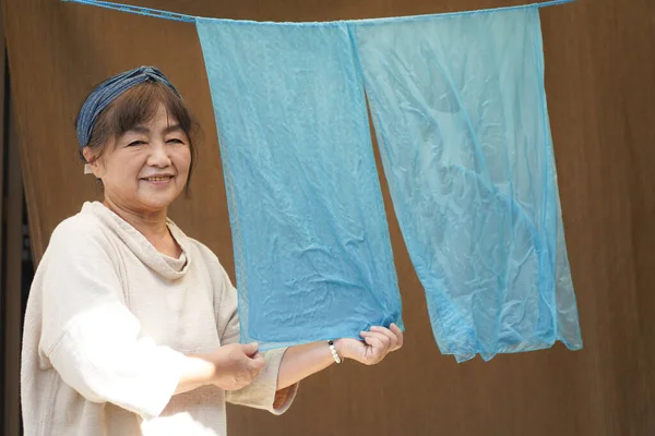 Japanese Senior Woman Holding Indigo Dyed Silk — ストック写真