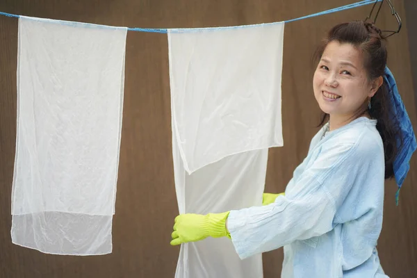Senior Japanese Woman Showing White Silk — Stockfoto