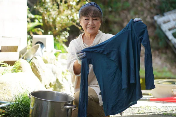 Ιαπωνική Ηλικιωμένη Γυναίκα Βαφή Υφάσματος Χρώμα Indigo — Φωτογραφία Αρχείου
