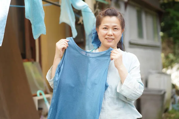 Japanese Senior Woman Holding Indigo Dyed Silk — Stockfoto