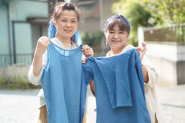 Japanese Senior Women Holding Indigo Dyed Silk — Stock Fotó