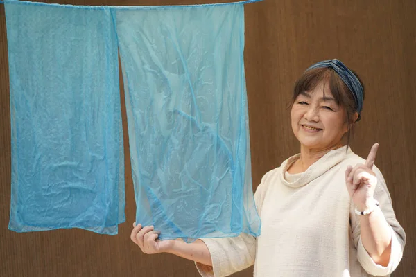Japanese Senior Woman Holding Indigo Dyed Silk — Stock Fotó