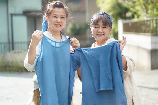 Japanese Senior Women Holding Indigo Dyed Silk — ストック写真