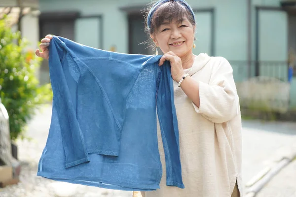 Japanese Senior Woman Holding Indigo Dyed Silk — Stok fotoğraf